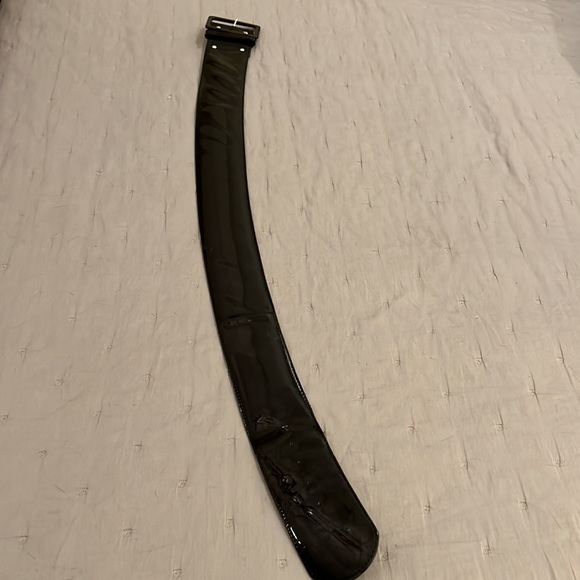 Vintage wide black patent belt. Gives you a tiny waist. Perfect for dresses. - Picture 3 of 11